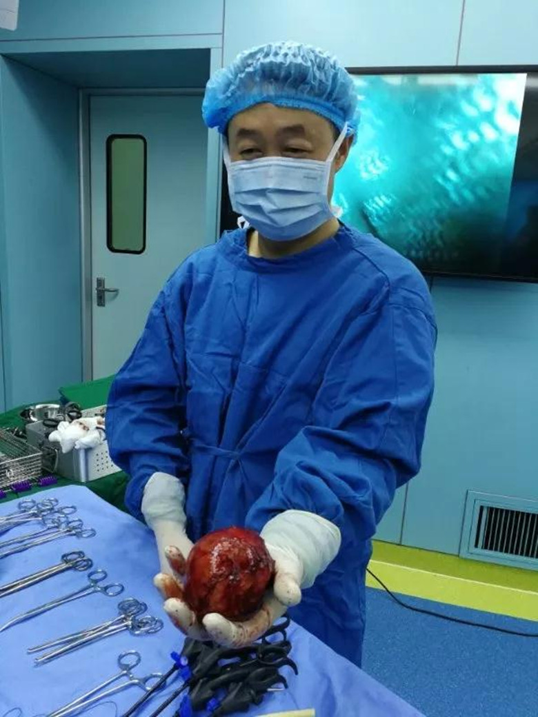 拳头大小的肾上腺肿瘤完全切除,铜仁市二医泌尿外科专家团队技艺高超